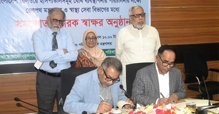 রেলপথ মন্ত্রণালয়ের সচিব মো. ফাহিমুল ইসলাম (বামে), স্বাস্থ্যসেবা বিভাগের সচিব মো. সাইদুর রহমান (ডানে)